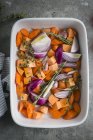 Légumes hachés prêts à rôtir dans un plat blanc — Photo de stock