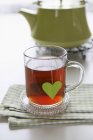 Tasse en verre de thé bien-être — Photo de stock