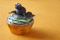 Cupcake com aranha para o Halloween — Fotografia de Stock