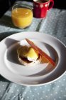 Huevo Benedict con jamón crujiente Parma - foto de stock