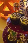 Spooky cupcakes Halloween sur le stand de gâteau — Photo de stock