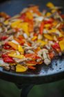 Maiale fritto con cipolle e peperoni — Foto stock