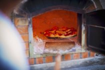 Pizza fraîchement cuite — Photo de stock
