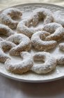 Vista ravvicinata delle mezzalune di vaniglia nello zucchero a velo — Foto stock