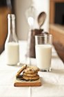 Cookies aux pépites de chocolat sur panneau en bois — Photo de stock