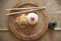 Sushi-Reis mit geschreddertem Gemüse — Stockfoto