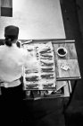 Обрізаний підвищений вид шеф-кухаря, який готує їжу — стокове фото