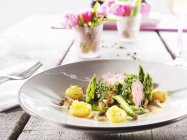 Veal fillet with asparagus — Stock Photo