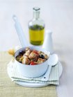 Puten-, Oliven- und Tomateneintopf über Handtuch in Pfanne — Stockfoto