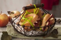 Vacina com bacon e maçã na cesta sobre a toalha — Fotografia de Stock