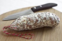 Salami français sur planche de bois — Photo de stock