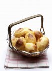 Batatas assadas em cesto — Fotografia de Stock
