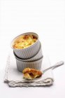 Картопляний суп у суфле на рушнику на білому тлі — стокове фото