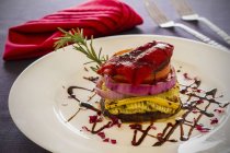 Una torre di verdure arrosto con rosmarino su piatto bianco — Foto stock