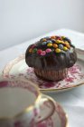 Кекс с шоколадной глазурью — стоковое фото