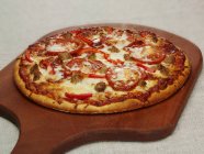 Pizza con salame piccante e mozzarella — Foto stock