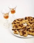 Nahaufnahme von sbrisolona Torte mit Mandeln und Getränken — Stockfoto