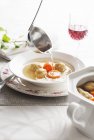 Verter sopa de pollo kosher con albóndigas para tazón - foto de stock