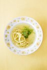 Суп с лапшой и травами — стоковое фото