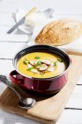 Картофельный суп с весенним луком — стоковое фото