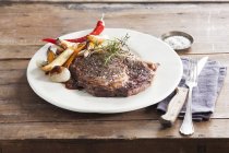 Beef steak with chips — Stock Photo