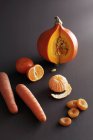 Calabaza con mandarinas y zanahorias - foto de stock