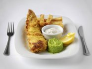 Fish and Chips mit Erbsen — Stockfoto