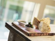 Olive, pane e olio su tavola di legno — Foto stock