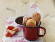 Mini beignets dans une tasse — Photo de stock