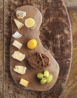 Plateau de fromage avec pain — Photo de stock