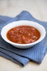 Sopa de tomate con mozzarella y albahaca - foto de stock