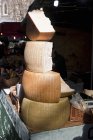 Pila de queso parmesano - foto de stock