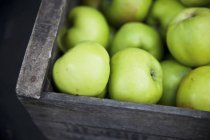 Caixa de maçãs Granny Smith — Fotografia de Stock