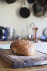 Буханка деревенского хлеба на кухне — стоковое фото