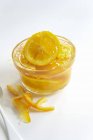 Nahaufnahme von Marmelade mit kandierter Orangenschale — Stockfoto