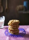 Печиво пов'язане фіолетовим бантом — стокове фото