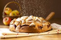 Яблучний пиріг з цукром для глазурування — стокове фото
