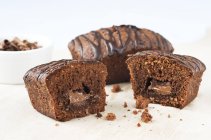 Шоколадные пирожные с нугой — стоковое фото