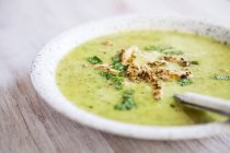 Cream of courgette soup with chicken — Stock Photo
