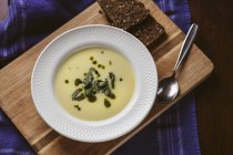 Картопляний вершковий суп з песто — стокове фото