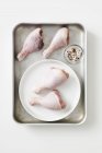 Baquetas de frango cru com mistura de especiarias — Fotografia de Stock