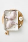 Rohe Hühnerkeulen mit Knoblauch — Stockfoto