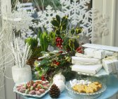 Tavolo natalizio con fiori — Foto stock