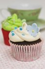 Cupcakes mit Zuckerblumen dekoriert — Stockfoto