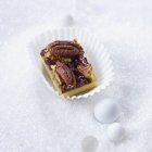 Vue rapprochée de barre de noix de pécan dans le cas praliné — Photo de stock