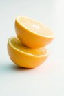 Orange fraîche coupée en deux — Photo de stock