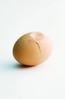 Huevo crudo agrietado con sello - foto de stock