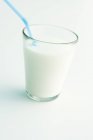 Copo de leite com uma palha — Fotografia de Stock