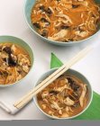 Крупним планом подання китайський курячий суп в трьох миски — стокове фото