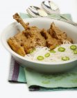 Curry di pollo con tagliatelle — Foto stock
